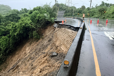 台南龍崎182線道路面崩落　電桿滑落邊坡