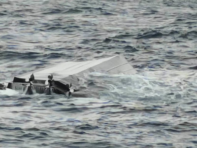 澎湖遊艇東吉海域進水翻覆　船上4人獲救