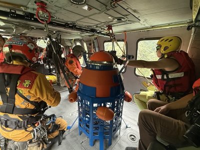 萬里溪堰塞湖水位計投放湖面完成  助警戒與應變