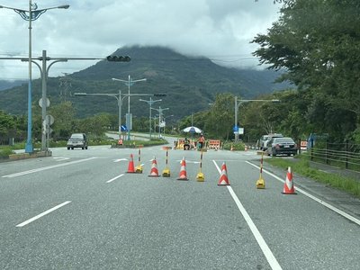 萬里溪堰塞湖仍紅色警戒  萬里溪橋管制通行