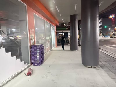 女凌晨拿滅火器猛噴藥妝店面　三重警鎖定對象偵辦