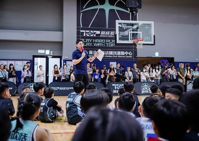 巔峰盃3X3籃球賽　PLG勇士教練吳永仁帶女兒參與