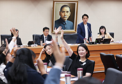 鄭英耀缺席教委會　教育部：事前已向召委請假獲准