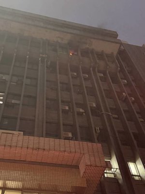 中興大學大樓晚間火警 疑辦公室冷氣起火無人傷亡