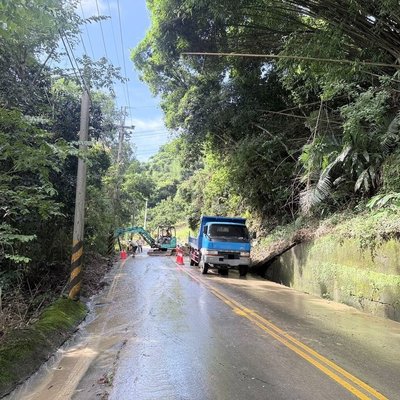 台中石岡中91線頭坪巷邊坡土石崩落　單線通車
