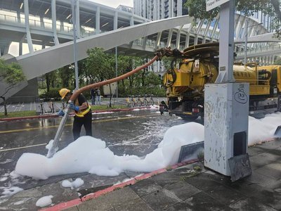高鐵南港站泡沫溢流路面　北市環保局開罰6000元