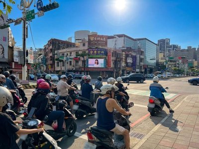 桃園254路口夏季號誌減秒　騎士等紅燈少曝曬