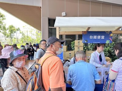 台鐵鳳山便當體驗店開幕　首日排隊人龍數百公尺