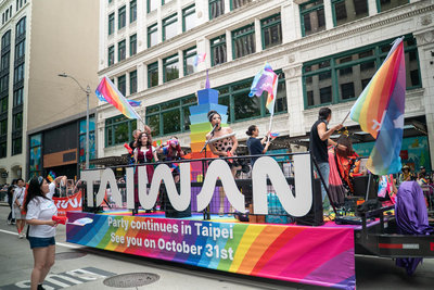 西雅圖同志遊行　台灣隊伍搭彩虹橋邀國際友人赴台