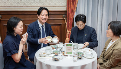 楊双子親解漫遊錄餐桌密碼　總統：讓世界看到台灣故事
