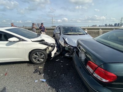 國1五楊高架3車追撞　1駕駛送醫肇因待查