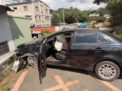 苗栗通緝犯駕車遇警加速逃 彎道自撞護欄藏毒遭逮