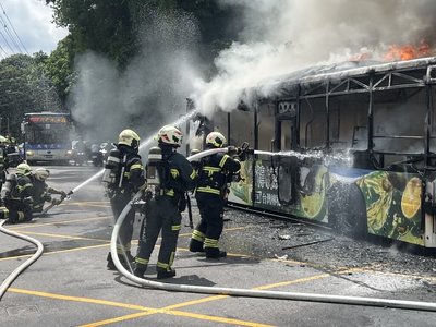 北市南港區公車自燃起火 無人傷亡