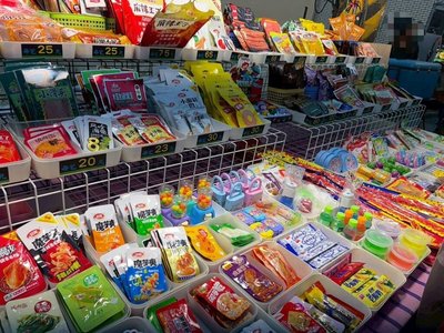高雄夜市賣不明中國零食　封存53.8公斤開罰