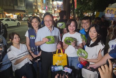 與張善政赴夜市掃街  柯志恩：7月中旬後展開廟口開講