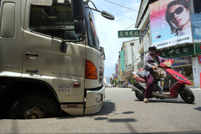 屏東貨車行駛突陷天坑　公所：應為豪雨掏空路面