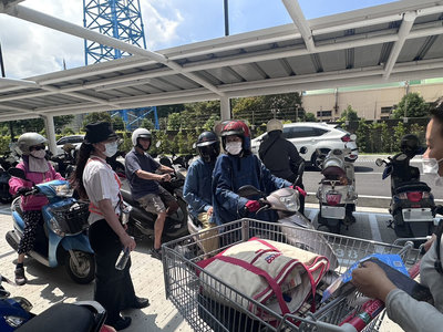好市多新高雄店開幕湧人潮 首日機車動線混亂引民怨