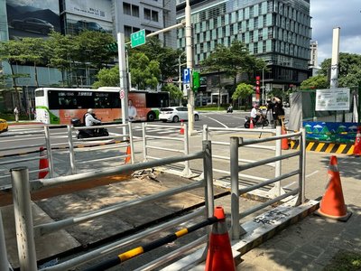 議員批捨樹蓋傘　北市：配合無障礙通行空間調整