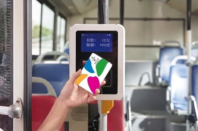 雙北公車悠遊卡可自動加值　刷卡須停留3至5秒
