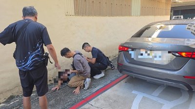 高雄男疑債務糾紛家門口中2刀不治　警逮2人追緝4人