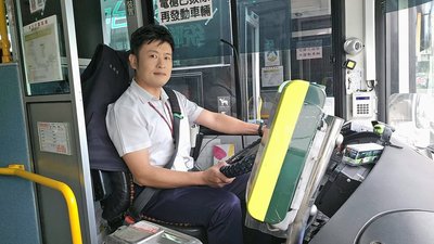 客運駕駛拾獲娃包還幫修復掛鉤 高中生連聲道謝