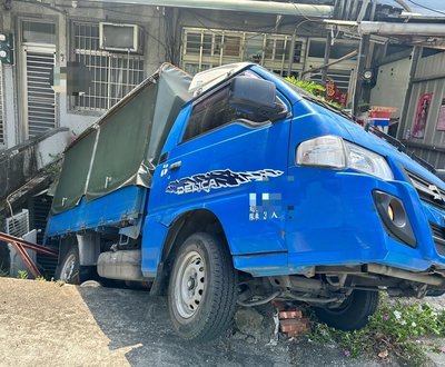 北市北投區小貨車倒插路旁 駕駛涉毒駕遭逮