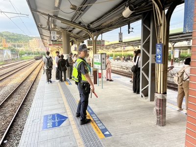 嬰兒車滾落鐵軌引驚嚇　粗心父母遭函送裁罰