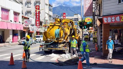 颱風巴威逼近 花蓮市公所提前啟動排水溝清淤