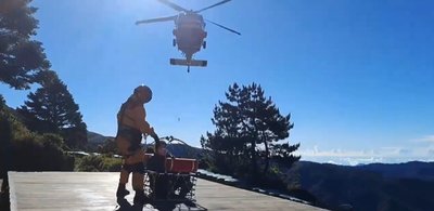 山友高山症　空勤直升機清晨飛嘉明湖山屋吊掛送醫