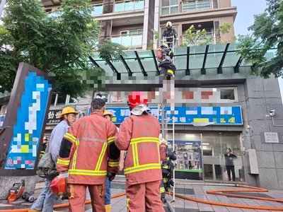 三重大樓火警 2人一度受困屋簷順利獲救