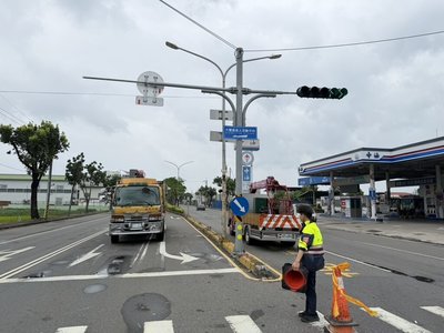 高雄強風吹倒號誌 停電一度近萬戶約4千戶待復電
