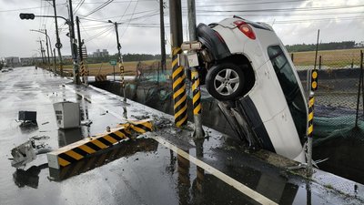 屏東休旅車酒駕撞機車衝入溝渠毀測速桿　2駕駛擦傷
