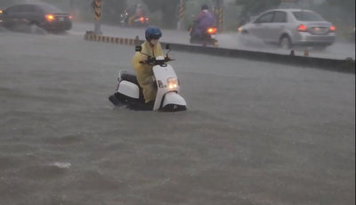 雲林傍晚降下豪雨  多處淹水汽機車冒險涉水而行