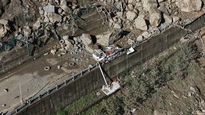 苗62線千噸巨石崩落中斷　貨車駕駛擦挫傷