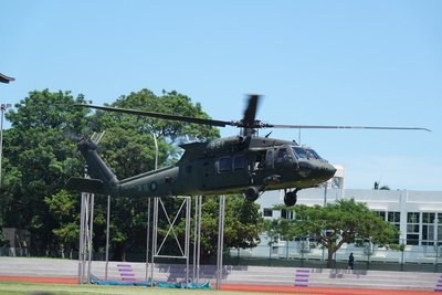 陸軍阿帕契、黑鷹直升機降落中央大學　吸引學生圍觀