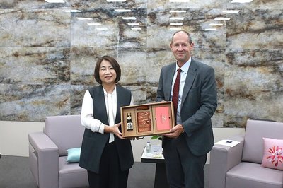 歐經貿處長拜會周春米　聚焦產業創新及農業科技