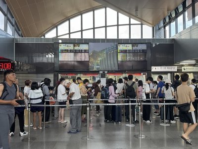 萬里溪堰塞湖恐溢流台鐵部分車班停駛　花蓮站午後趕搭末班