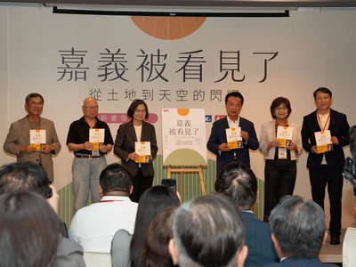 翁章梁辦新書發表會　蔡英文到場力挺