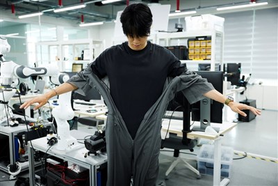 韓美團隊發表自動穿衣機器人 可望用於半導體無塵室