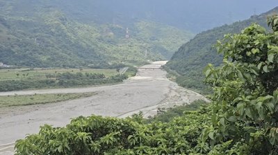 萬里溪堰塞湖水位上升趨緩 萬榮保全戶返家餵家禽