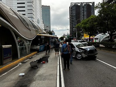 台中科博館公車站事故 轎車推擠公車衝進站釀4傷