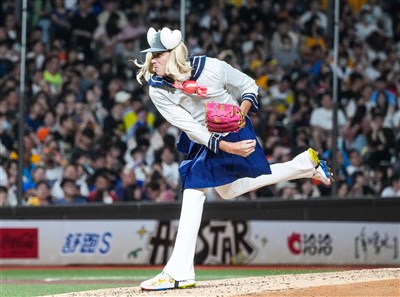 林栚呈明星賽主動扮女裝 總教練讚:球速好像變快