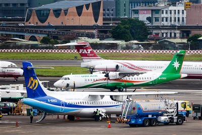 雷雨當空松機暫停地面作業 部分航班恐延誤