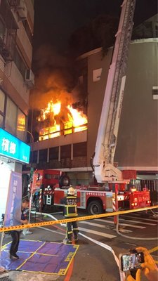 台中5層樓建築晚間火警 6人逃頂樓待援警消灌救