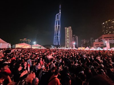 西班牙世足賽奪冠 大馬球迷戶外觀賽宛如不夜城