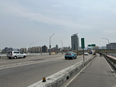 秀朗橋伸縮縫高低差 往新店方向封2車道搶修