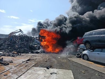 屏東汽車回收場火警 1人燒燙傷送醫