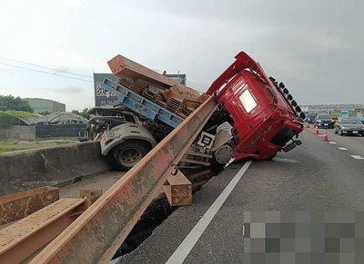 國1南下彰化段5車追撞孕婦送醫 現場排除中