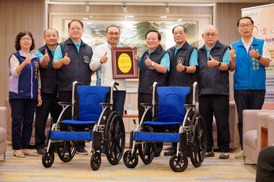 新北板橋埔墘福德宮捐255台輪椅 侯友宜贈感謝狀