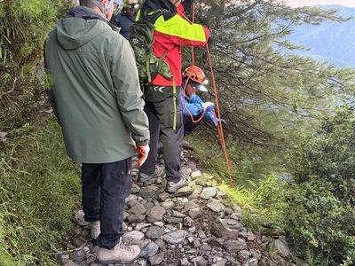 日籍遊客登玉山失足墜崖  警消及時救援送醫